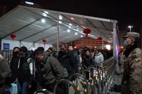 春运返程高峰来袭：“红眼”列车抵沪，有人感叹“凌晨的火车站比想象中温暖”图片