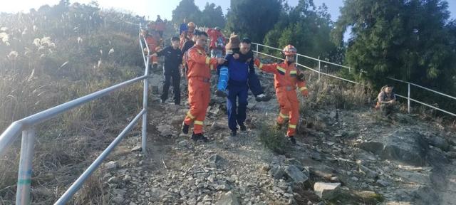 一天2起！登山徒步别只顾美景，脚下安全才是关键！