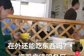 顾客用饭碗喂狗！知名餐饮回应图片