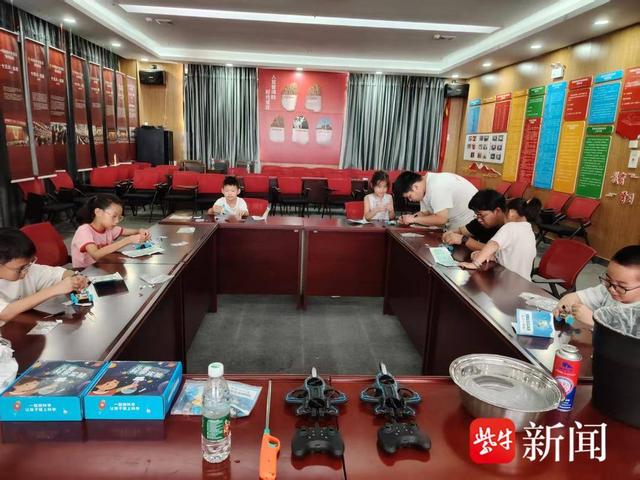 盐南高新区新河街道新怡社区举办“莎姐课堂”机器人兴趣班