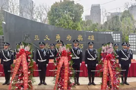 云南省见义勇为主题广场开园暨牺牲英雄纪念碑刻入园仪式在昆举行图片