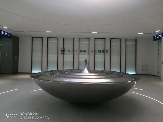 全国机器人赶至济南华山论剑，济南四道硬菜尽地主之谊