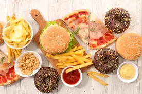 只吃汉堡、薯条等食品，美国一12岁男孩永久性丧失视力！图片