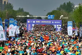 2025环峡山湖马拉松鸣枪开赛图片