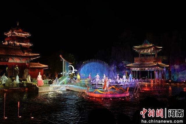 古都开封：大宋夜游剧目引多国网络博主“打卡”