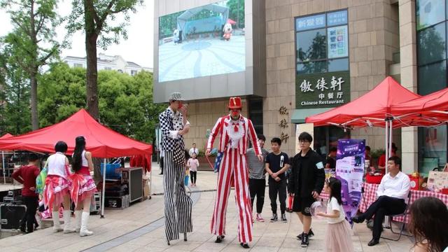 太Chill了!解锁闵行的“欧式慢生活”,在喷泉广场晒太阳、吃烤肉……