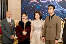 74岁刘晓庆回应演短剧遭朋友质疑丢人，搭档小自己近30岁的男演员图片