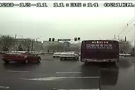 雪天路滑市民骑车摔倒，济南公交驾驶员暖心相助图片