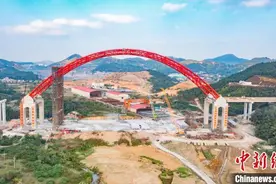 广西平陆运河旧州特大桥完成拱肋主弦管管内混凝土灌注图片