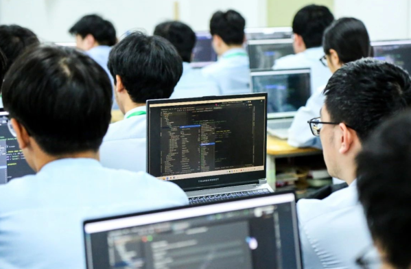 教育驱动未来，北京八维教育集团云计算专业助学子硬核成长