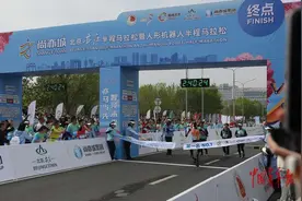 “天工”冲线 多图回顾全球首场人形机器人半马图片