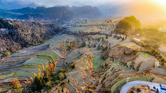 重庆酉阳：霜落梯田 晨景如画