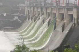 浙江新安江水库再度开5孔泄洪 持续区域暴雨将暂停图片