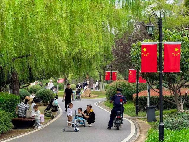 光谷公园集体换“国庆皮肤”啦！超全打卡攻略速码住～