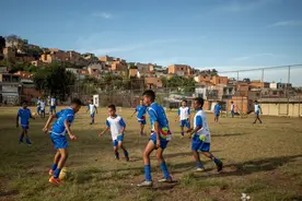 红砖墙间的绿茵场——中企助力巴西青少年足球梦图片