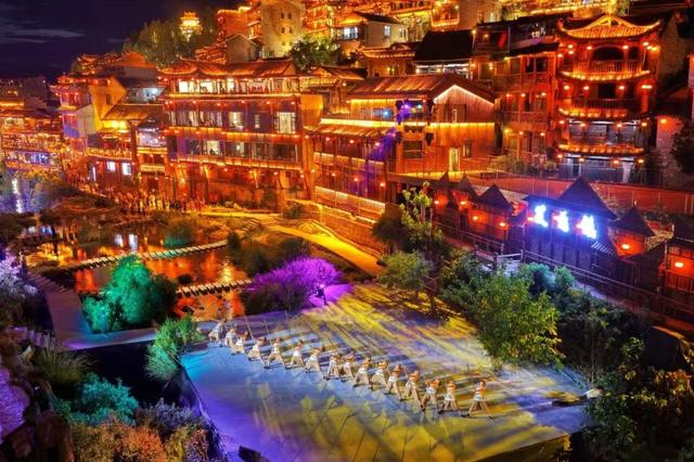 与故宫、长城同台领奖，这座长满了国际游客的古镇拥有怎样的“出海密码”