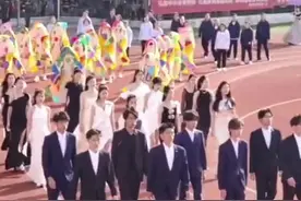 山东理工大学运动会开幕式，模特方阵出产后观众欢呼不断，网友：看得我眼前一亮又一亮图片