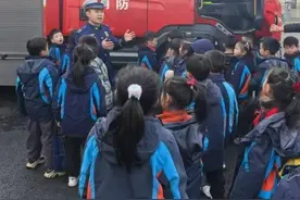 小学生走进消防队：消防“零距离”，致敬“火焰蓝”图片