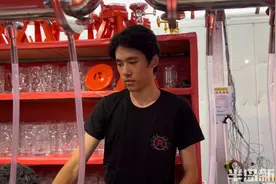 一天打两三百杯啤酒，回去躺下就能睡着，累并快乐着……啤酒城里有这样一群暑期兼职大学生图片