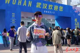 樱花季 越江湖︱杭州跑友领完装备，就直奔江汉路买武汉特产图片