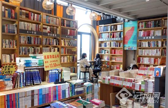 云南昆明：城市书房让“诗和远方”触手可及