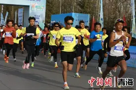 2024德令哈“环巴音河”畅跑马拉松挑战赛激情开跑图片