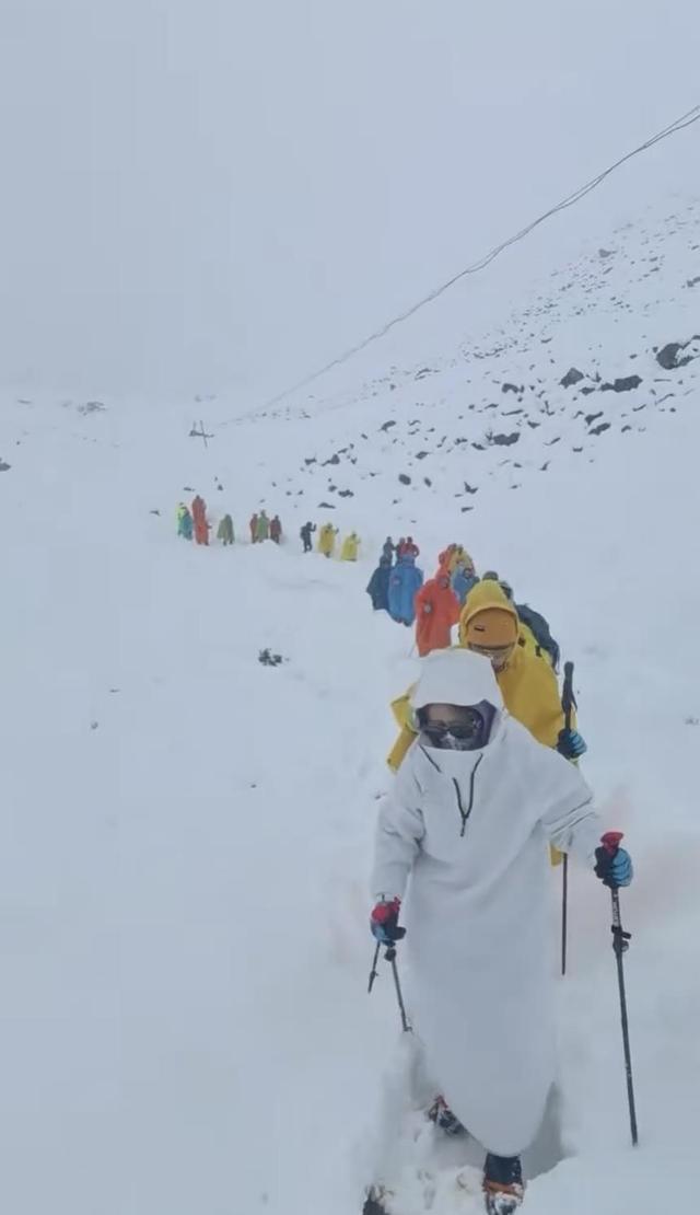 珠峰东坡营地近千人因暴雪被困，有人员已出现失温症状，景区：已出动数百人救援