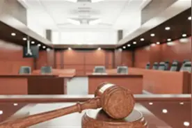 临时工受伤后遭雇主和业主“踢皮球”，法院调解由外包公司承担赔偿图片