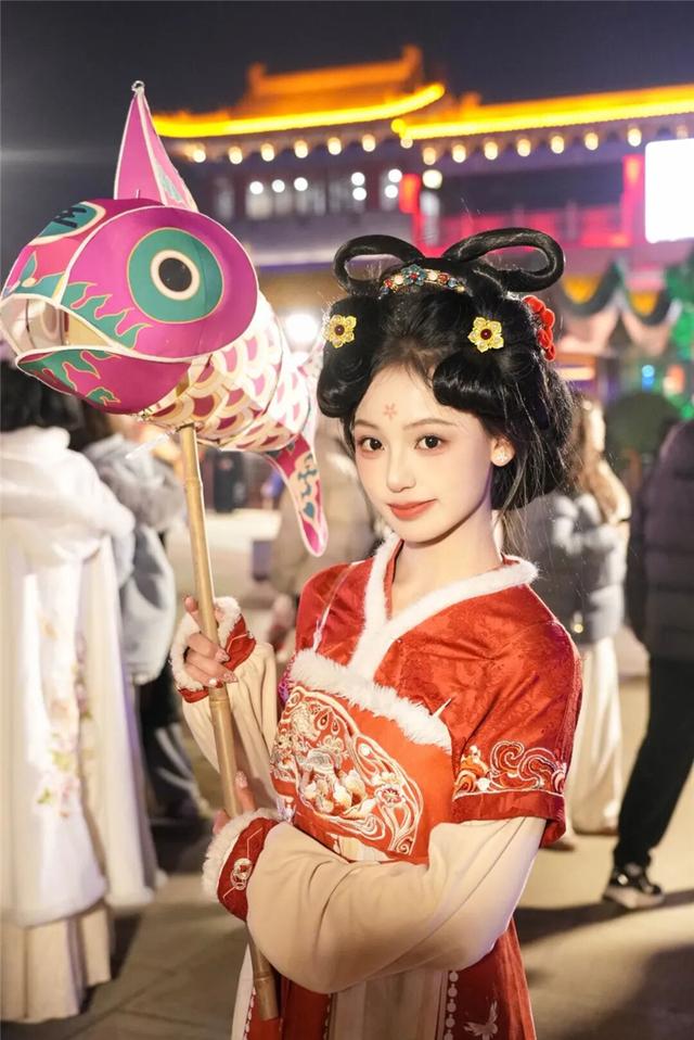 河南开封清明上河园：汉服免费？鱼灯免费？游园免费？快来开封一起感受辛弃疾笔下的“一夜鱼龙舞”！