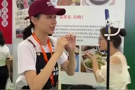 北大校花卖臭豆腐？彭高唱回应：脱下长衫，无所谓一手好牌打得稀烂图片