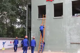 用“坚守”书写“祝福”图片