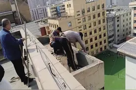 老旧小区墙皮脱落 社区协助修复图片