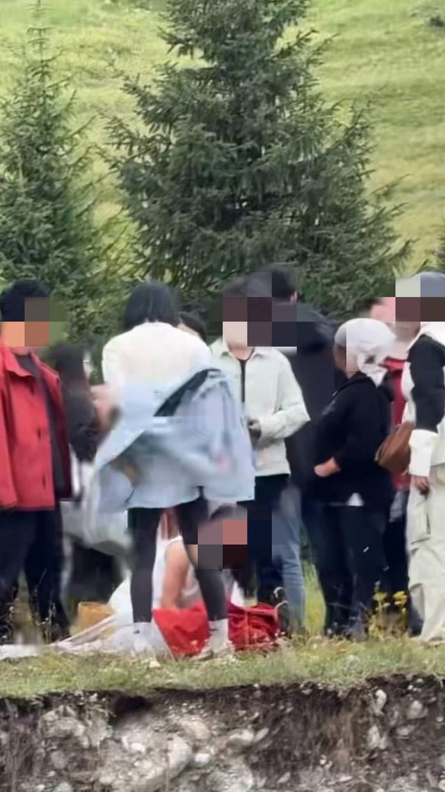 新疆一景区吊桥断裂游客落水 她一句 “我是医生” 便冲向落水者