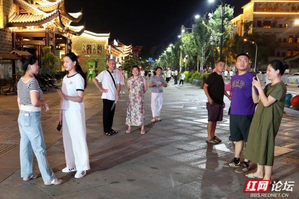古街夜市，平凡日子里人来人往的热闹场