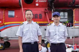 45度的机舱，救援机长“喝进去的水都变成了汗”图片