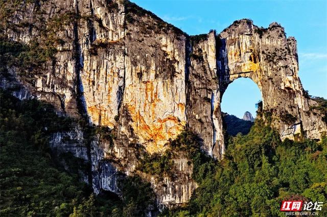 岁暖时刻丨桂林藏着座“大地之眼”！晨曦漫过石拱，看群峰在天然画框里苏醒