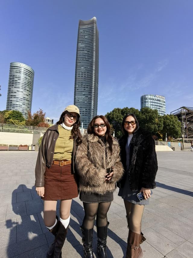 为了一枚金属“小巨蛋”，泰国游客排队打卡！这里才是上海江景天花板