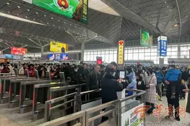 【新春走基层】西安北站进入客流高峰期 旅客乘车离开前和西安“击掌”图片