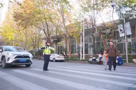 居民不戴安全头盔怎么办？浦东警方“组合拳”提升“戴盔率”图片