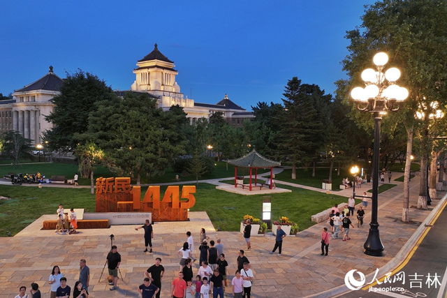 一路欢歌一路景 百年长街漾新声