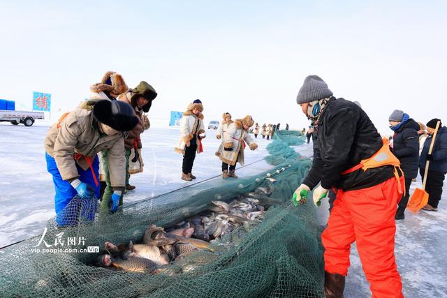 新疆阿勒泰：第十九届乌伦古湖冬捕文化旅游节开幕