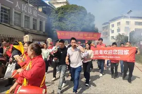 湖南永州小伙被拐36年后回家，看到母亲留存多年的一张老照片哭了图片