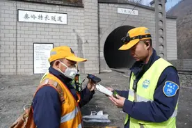 秦岭特长隧道里的铁路守护人：黑暗中穿行18公里图片