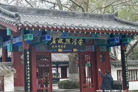 晨以赏荷暮以酒兴图片