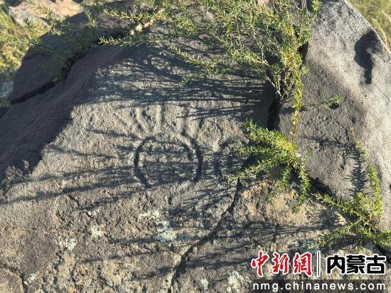 探访锡林郭勒草原深处的阿巴嘎岩画群