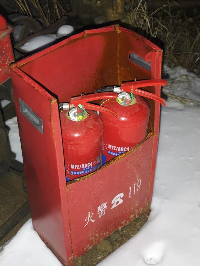 山林里屡屡见烟头，防火岂能是儿戏？