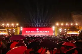 双向奔赴！校长冒雨致辞，学生自发撑伞……这场开学典礼有点暖图片