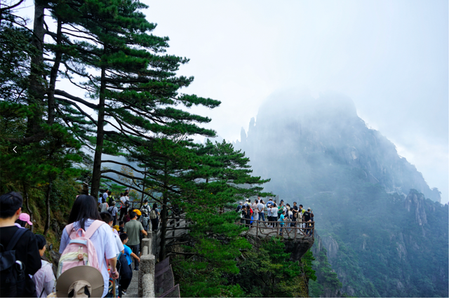 黄山风景区国庆中秋假期迎客近23万
