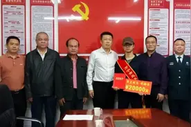 后续来了！全网关注的“白衣小哥”获表彰并奖励2万元图片