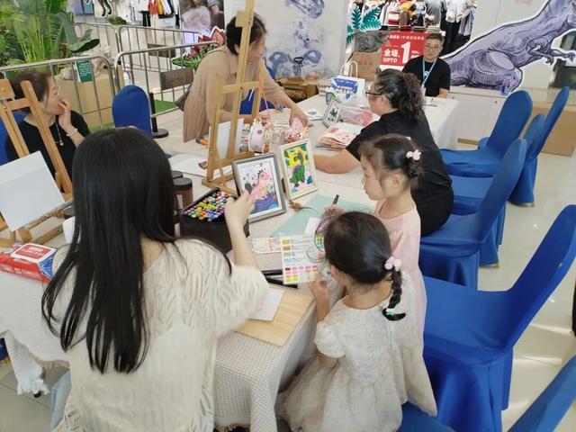 纷纷打卡！国庆首日，“恐龙展”走进商圈